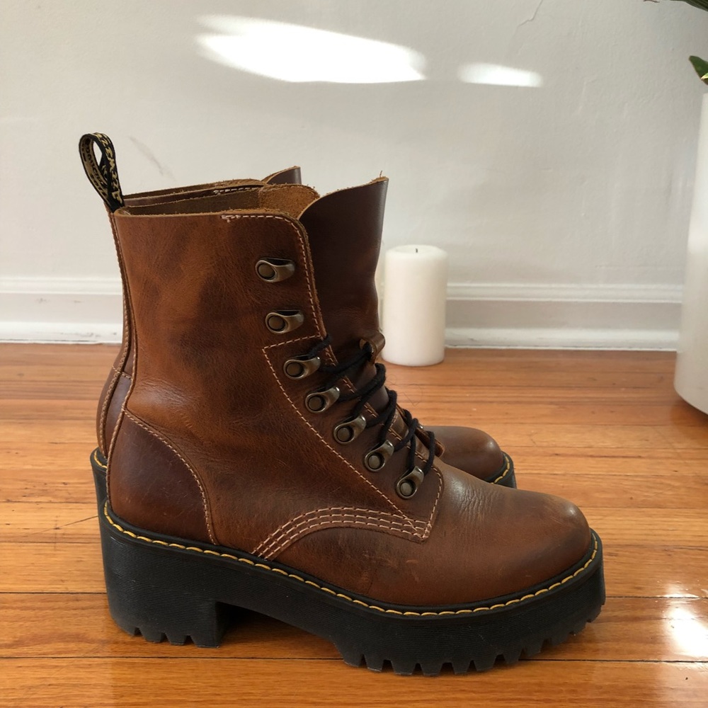Dr. Martens Leona boot in Butterscotch